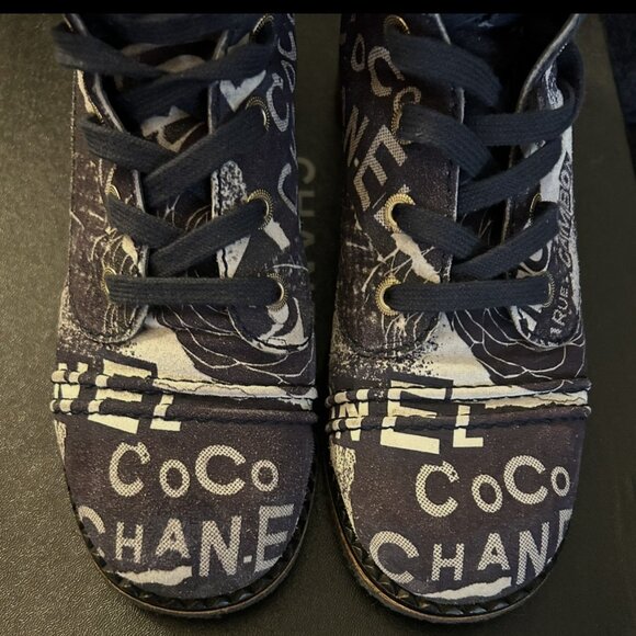 WOMEN 100% AUTHENTIC LACEUP PRINTED SUEDE CALFSKIN CHANEL WHITE/NAVY BLUE BOOTS - Picture 1 of 14